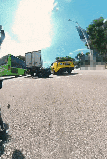 motorcyclist lane splitting