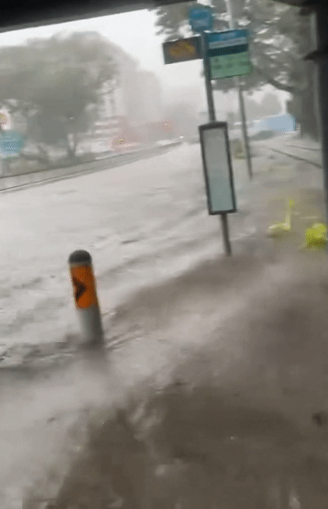 [GVGT] Flash Flood Hits Boon Lay After Heavy Rain, Taxi Stranded & Bus ...