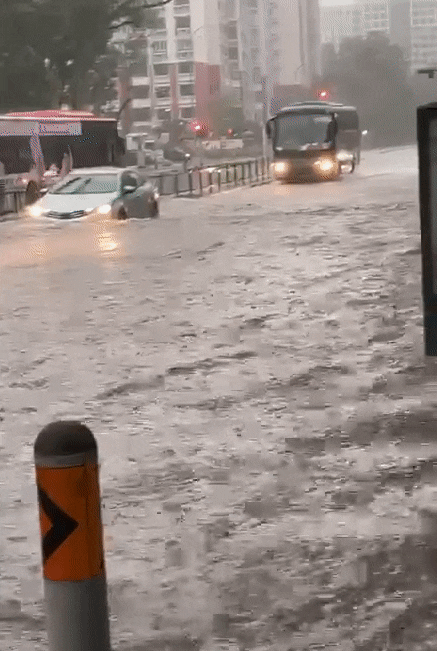 [GVGT] Flash Flood Hits Boon Lay After Heavy Rain, Taxi Stranded & Bus ...