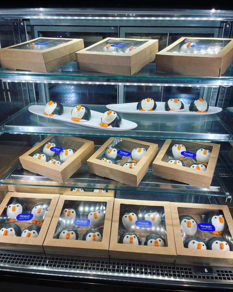 Penguin Cove At Bird Paradise Lets You Admire Penguins While Eating