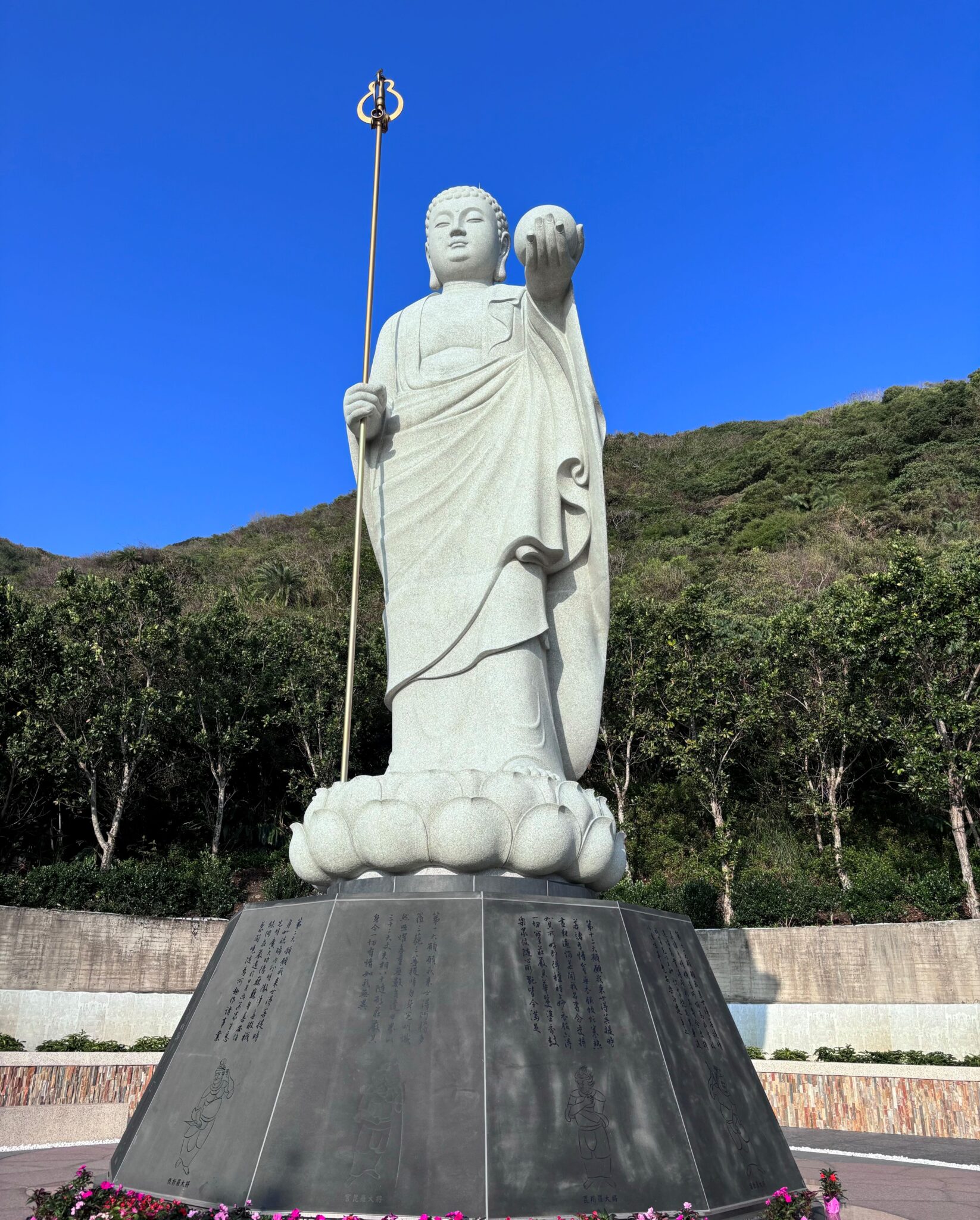 Buddha statue loses head