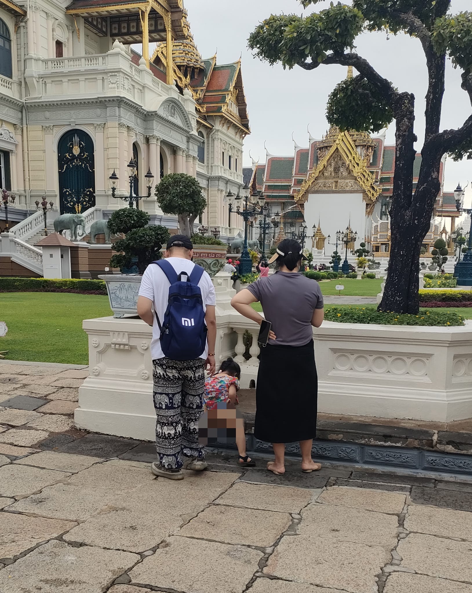 child urinate palace thailand