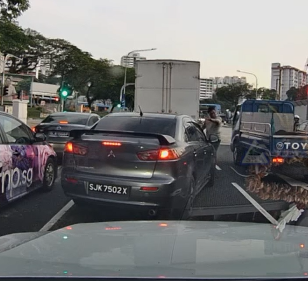 Driver rams Mitsubishi Lancer into traffic 3