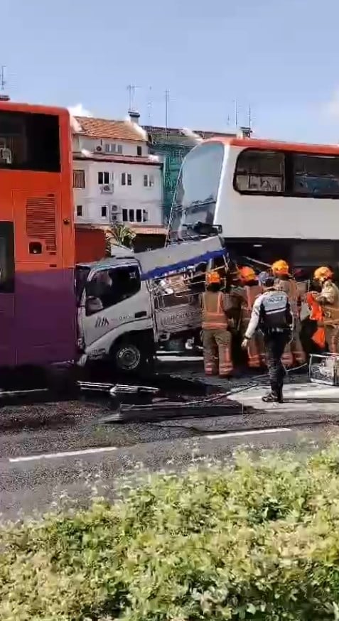 lorry-buses-pasir-ris-3 