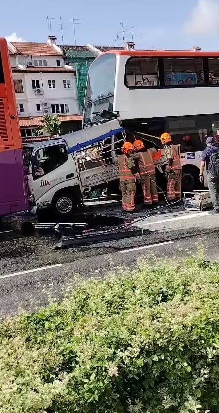 lorry-buses-pasir-ris-2