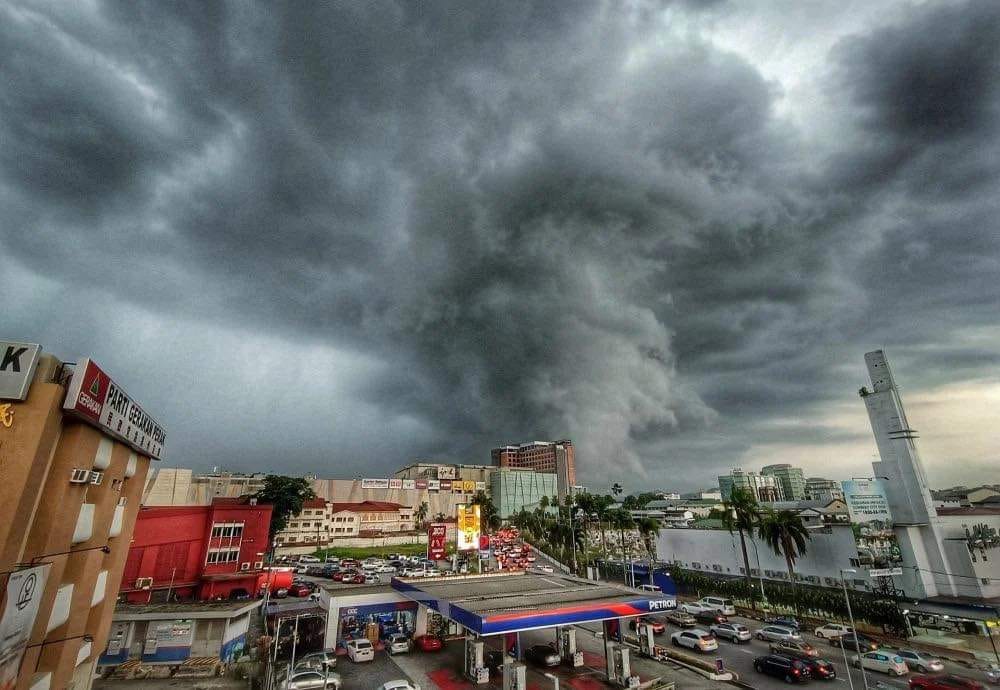 Vortex-shaped clouds