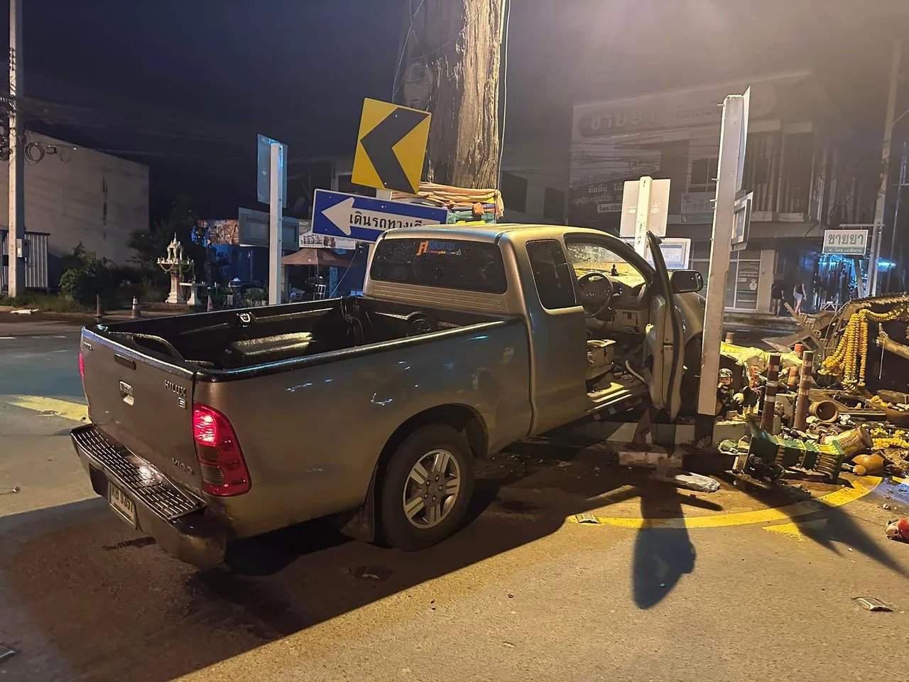 car crash into shrine thailand 1