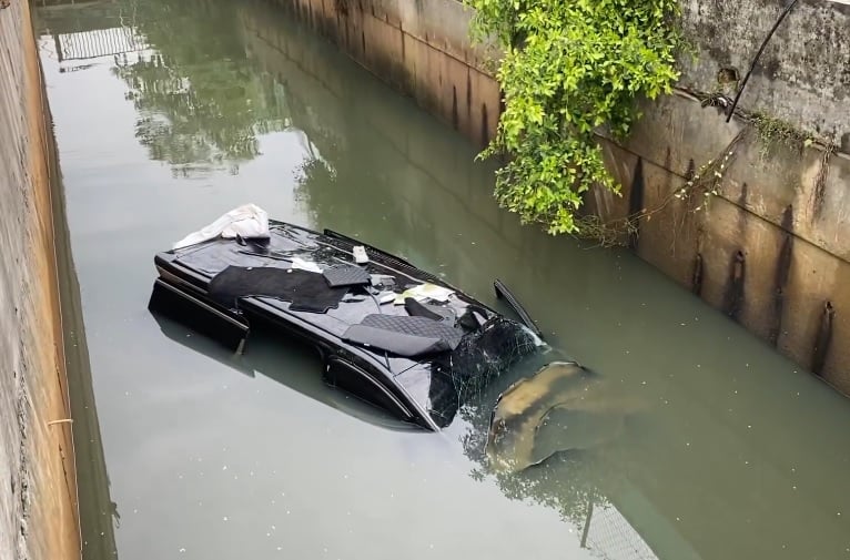 car falls into a ditch Johor Bahru 1