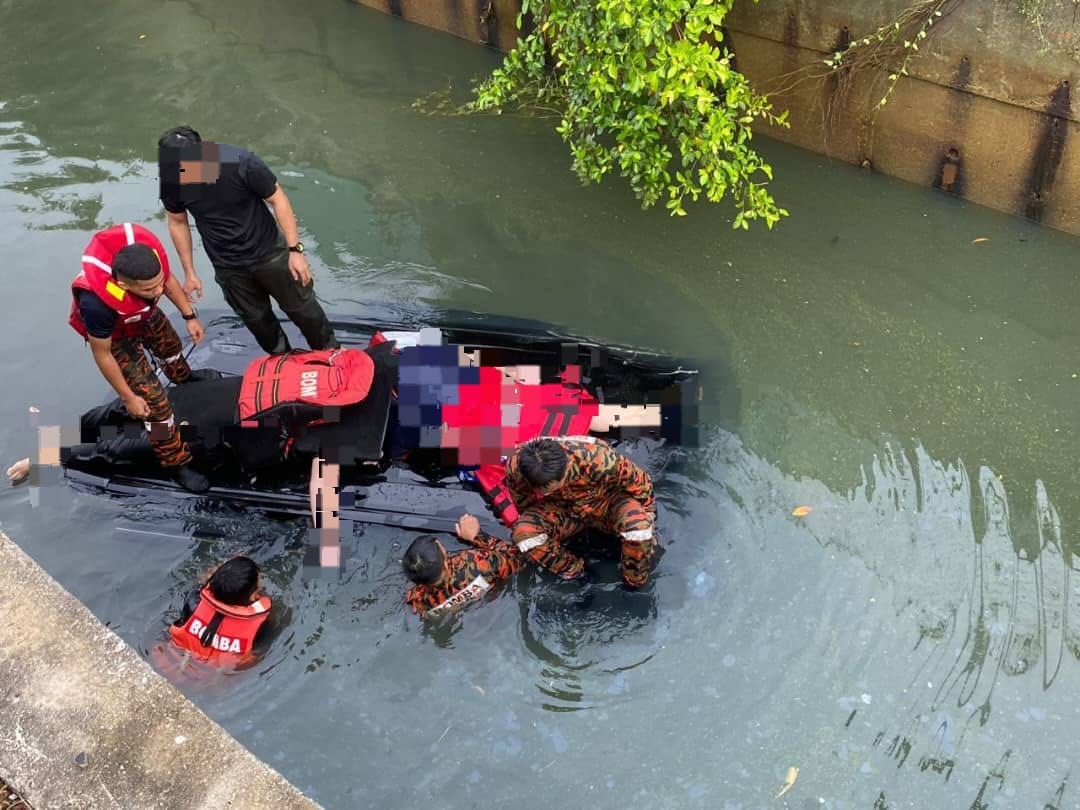 car falls into a ditch Johor Bahru 2