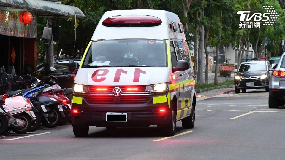 patient dies car blocks ambulance taiwan