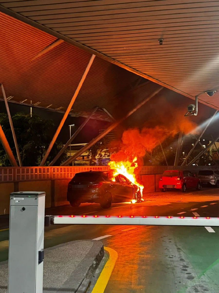 singapore registered car fire 1