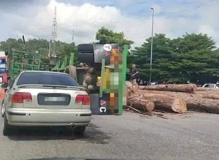 woman crushed by logs malaysia 2