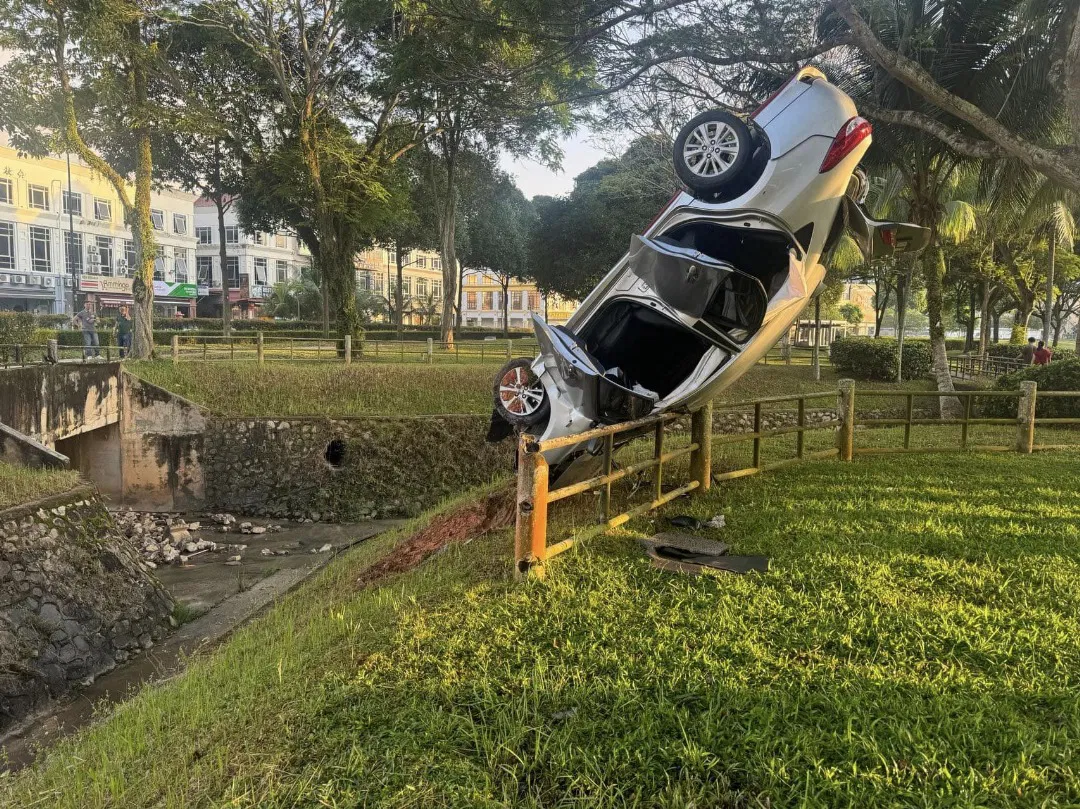 Car lands upside down (1)