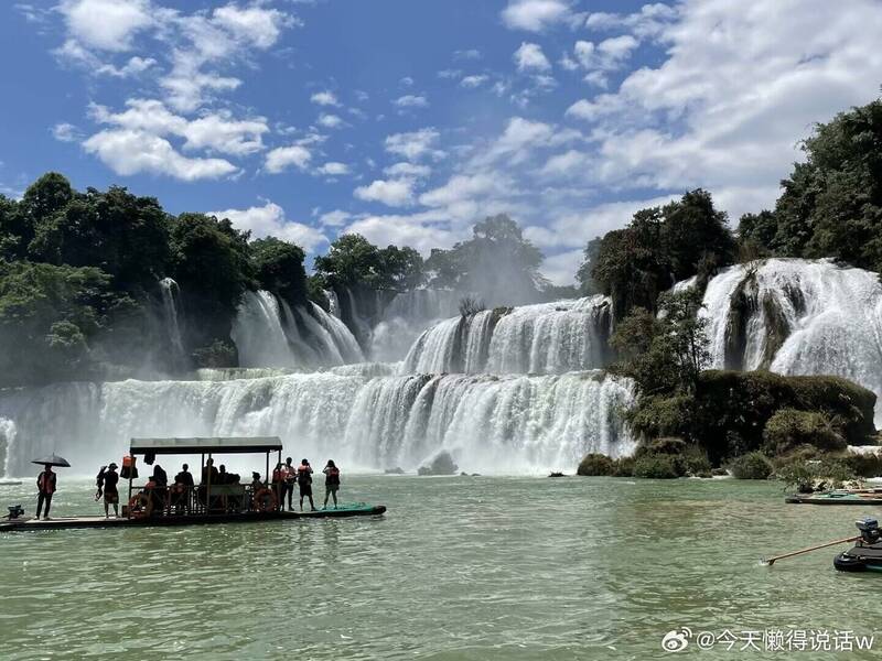 Un muerto y 60 heridos tras estrellarse la atracción “Alfombra Mágica” que se dirigía a una cascada en China