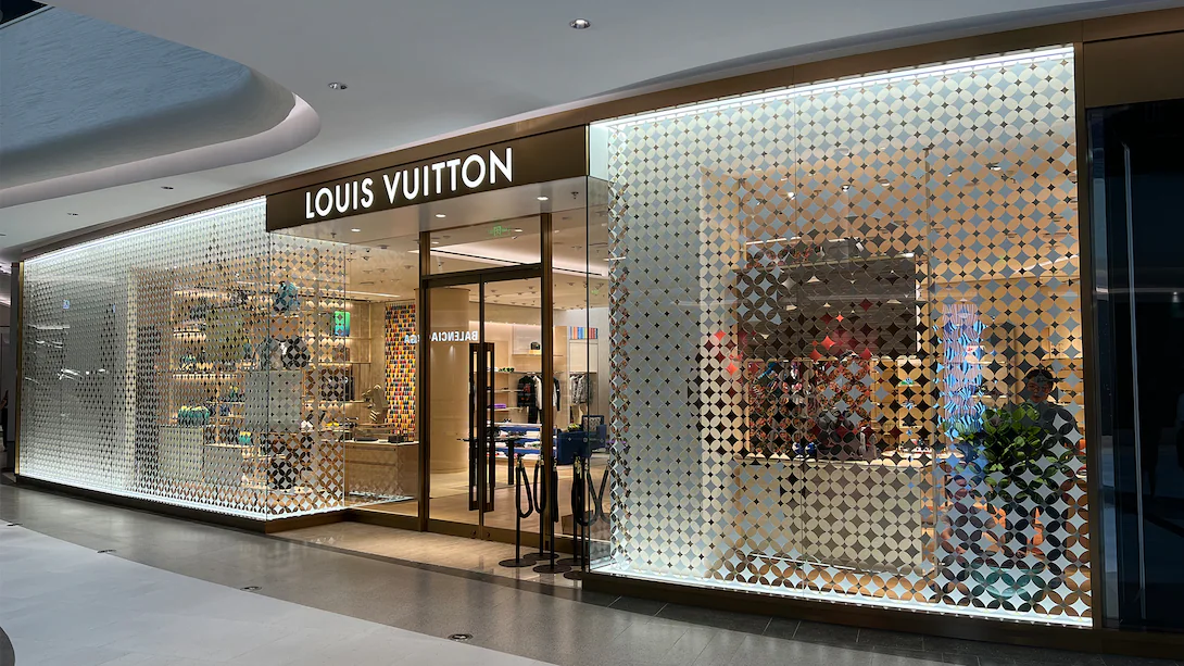 Una mujer en China obliga a los empleados de Louis Vuitton a contar 110.000 dólares singapurenses en efectivo y sale de la tienda con las manos vacías