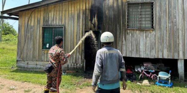 girl evacuates family fire malaysia