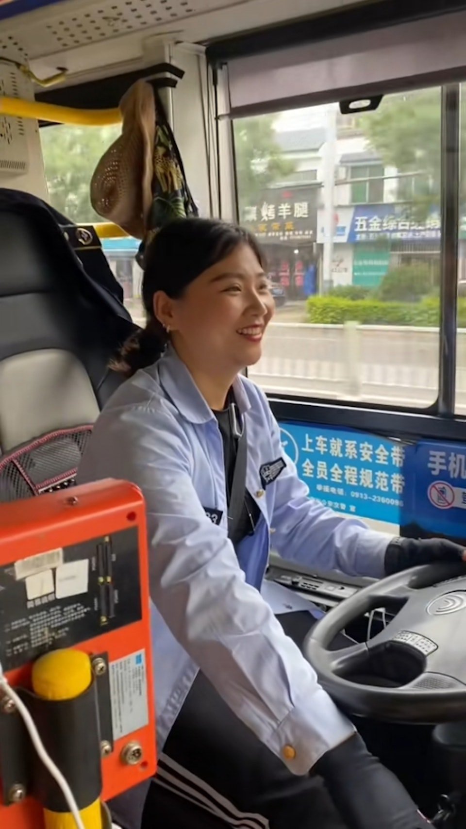 heroic bus driver flood china (1)