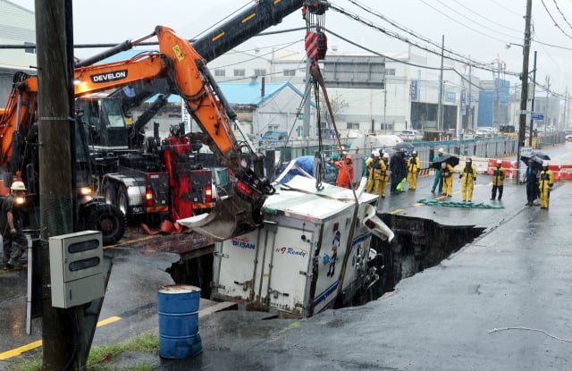 trucks sinkhole south korea (1)