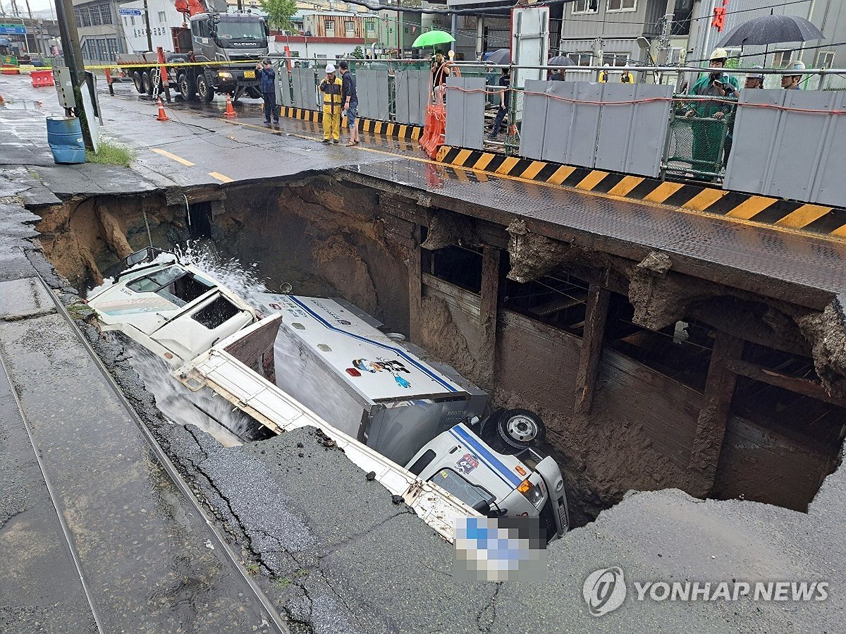 trucks sinkhole south korea (2)