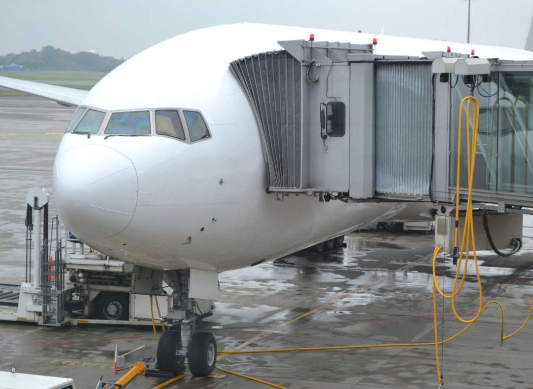 SIA flight diverted windshield