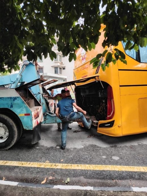 school bus sinkhole (2)