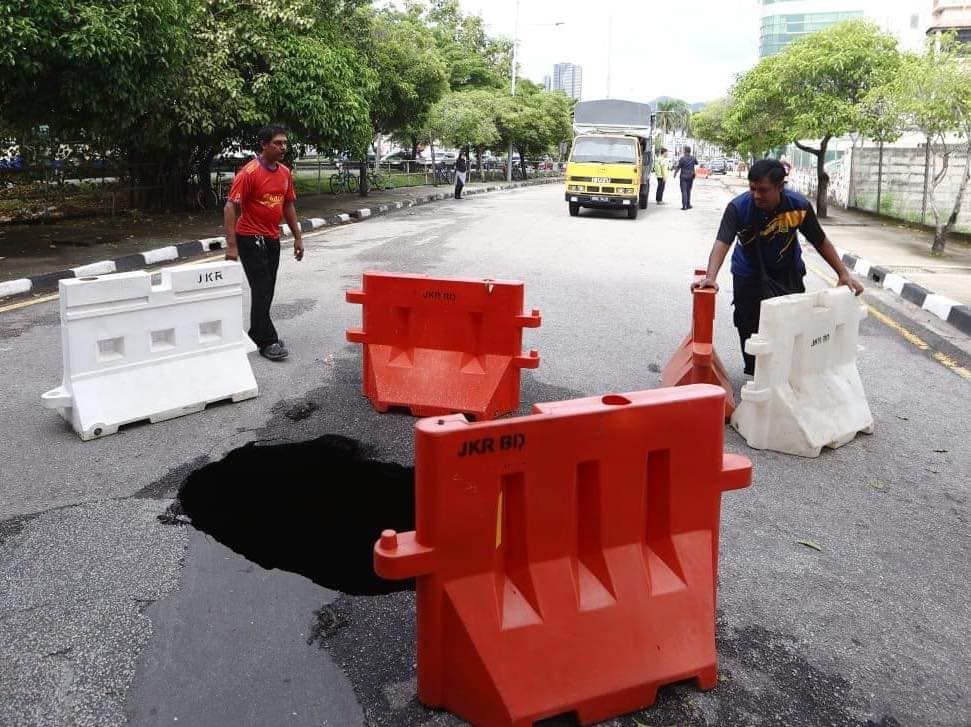 school bus sinkhole (3)