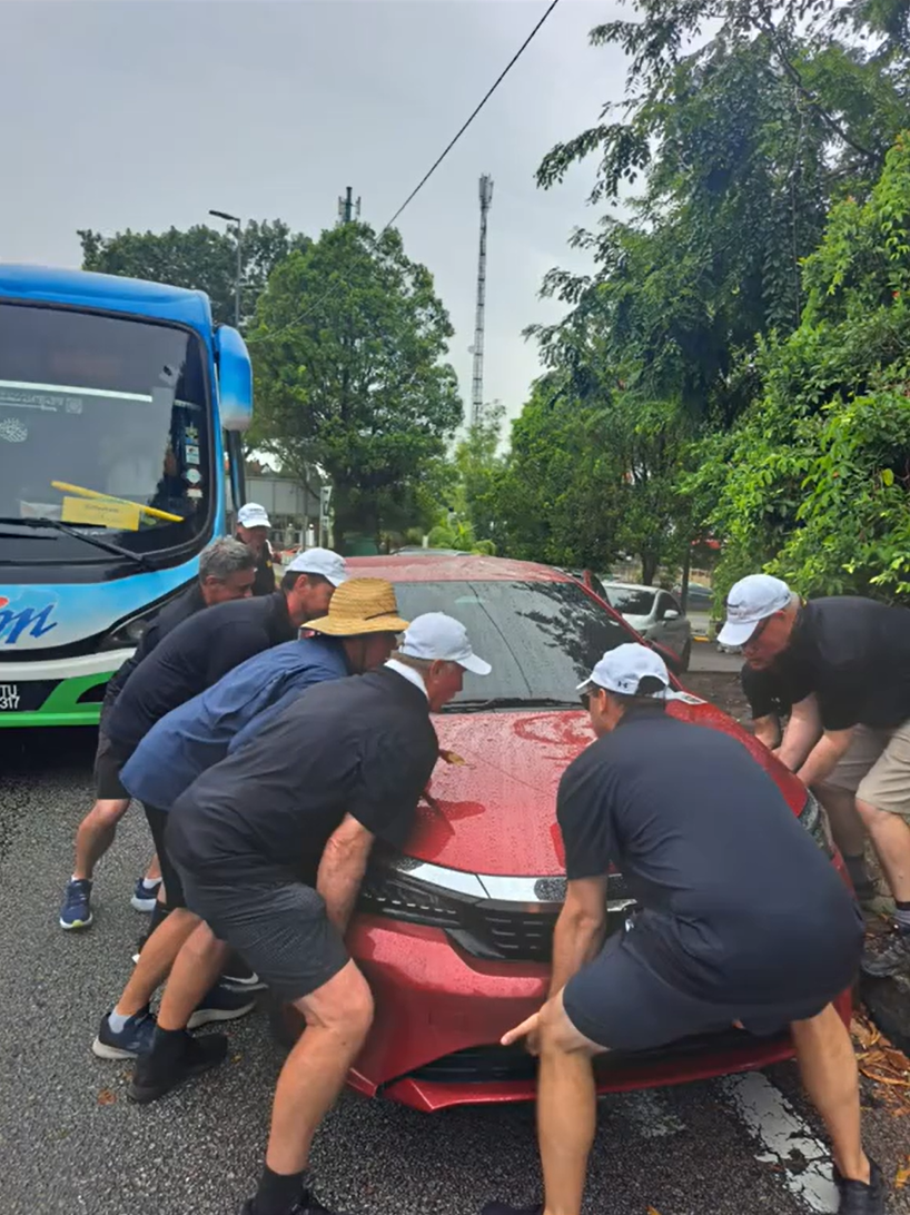 tourists lift cars