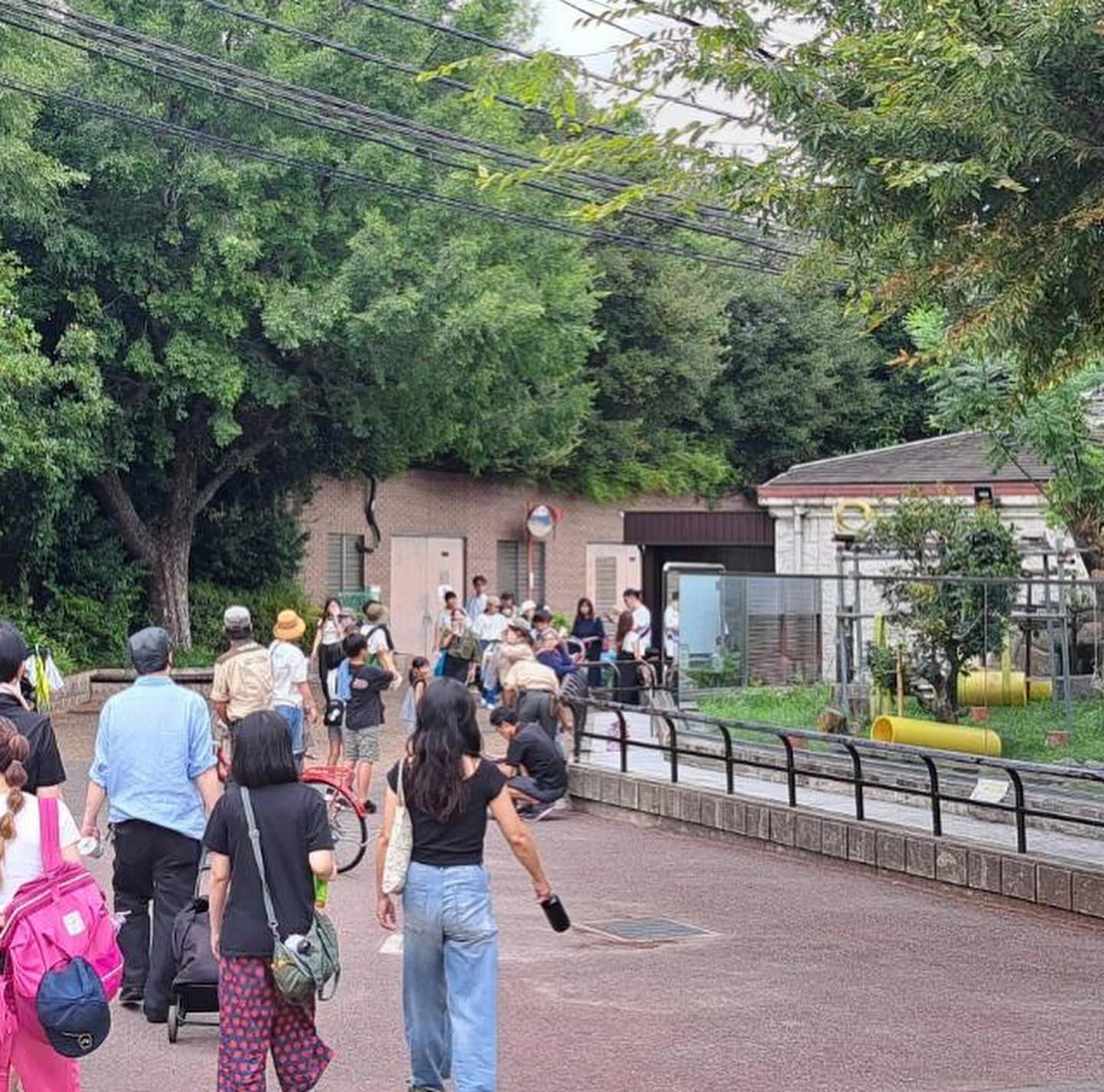 zookeeper Japan steals food 