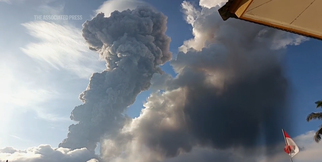 Volcano in Indonesia erupts 8 times in a day, at least 9 killed & 5.8K