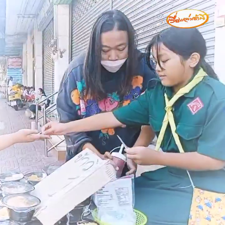 daughter help mum food lesson