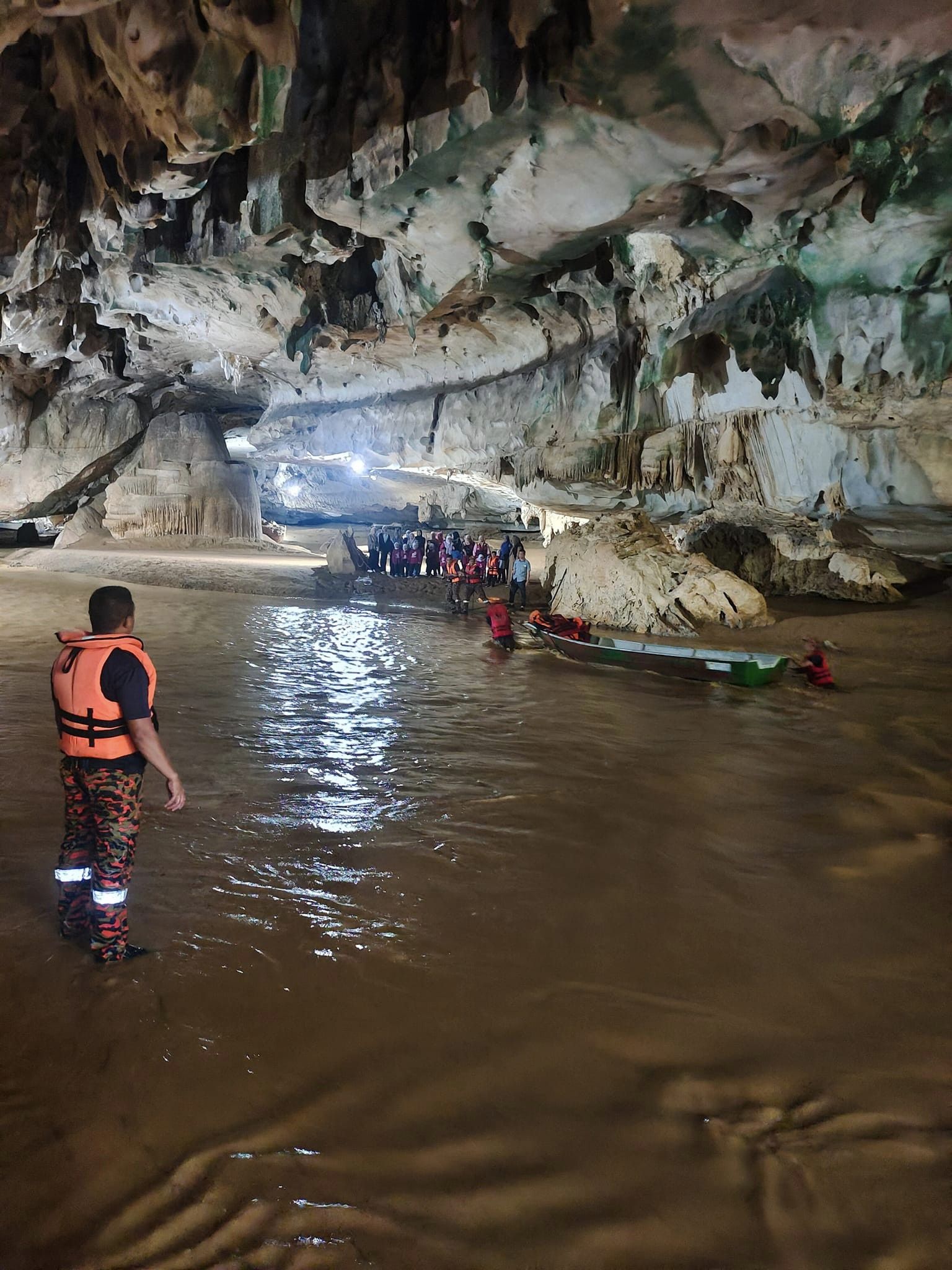 kindergarteners trapped cave flood 