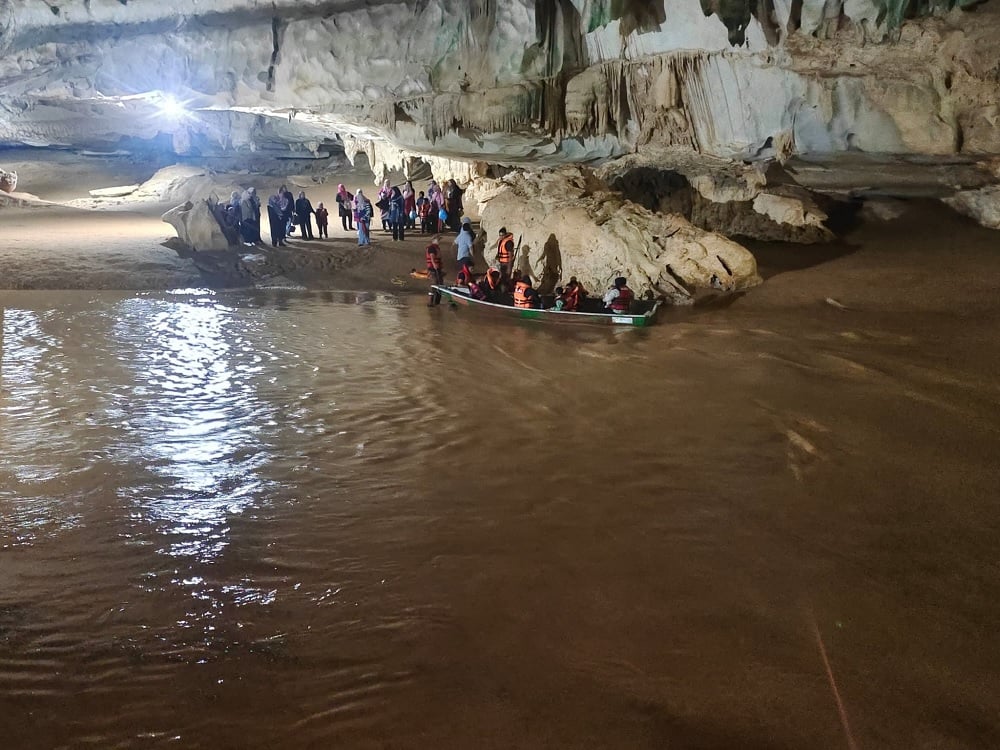 kindergarteners trapped cave flood rescue