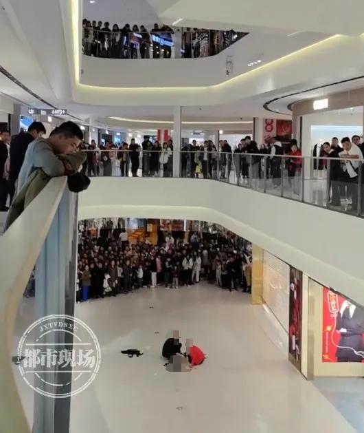 woman falls escalator china (1)