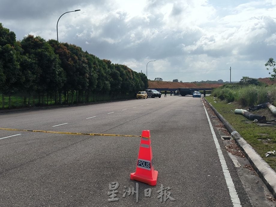 woman dead hugging newborn roadside