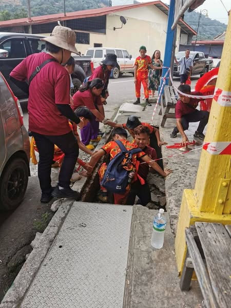 lion dancers sinkhole (1)