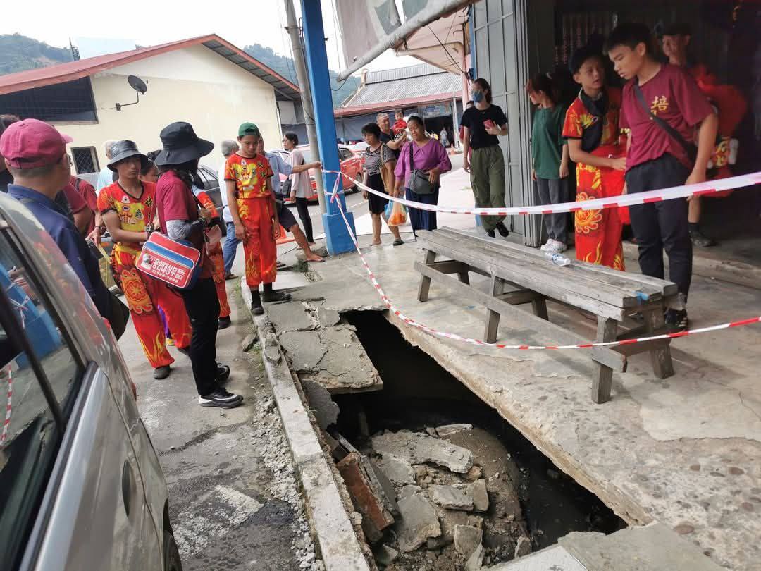 lion dancers sinkhole (2)