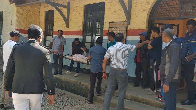 tourist sri lanka selfie train treatment