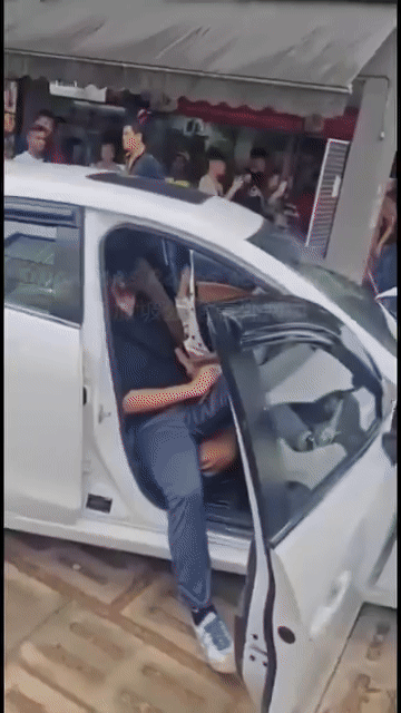 Car crashes into tree