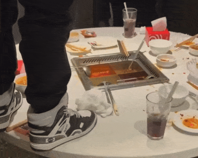 man pees haidilao steamboat urinate