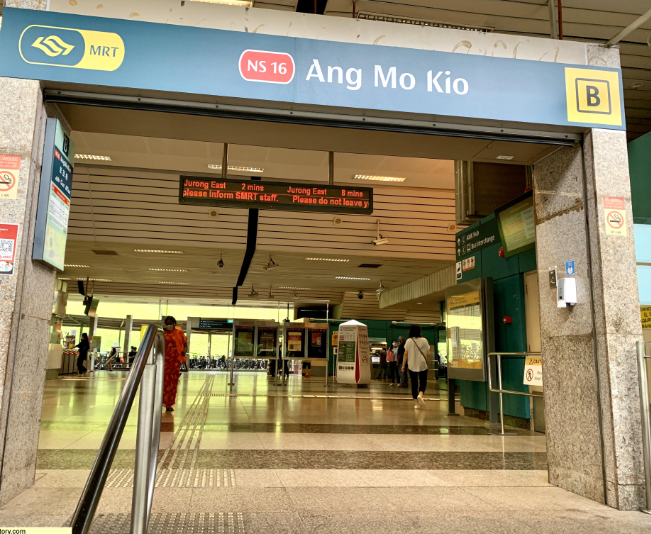 Man urinates MRT