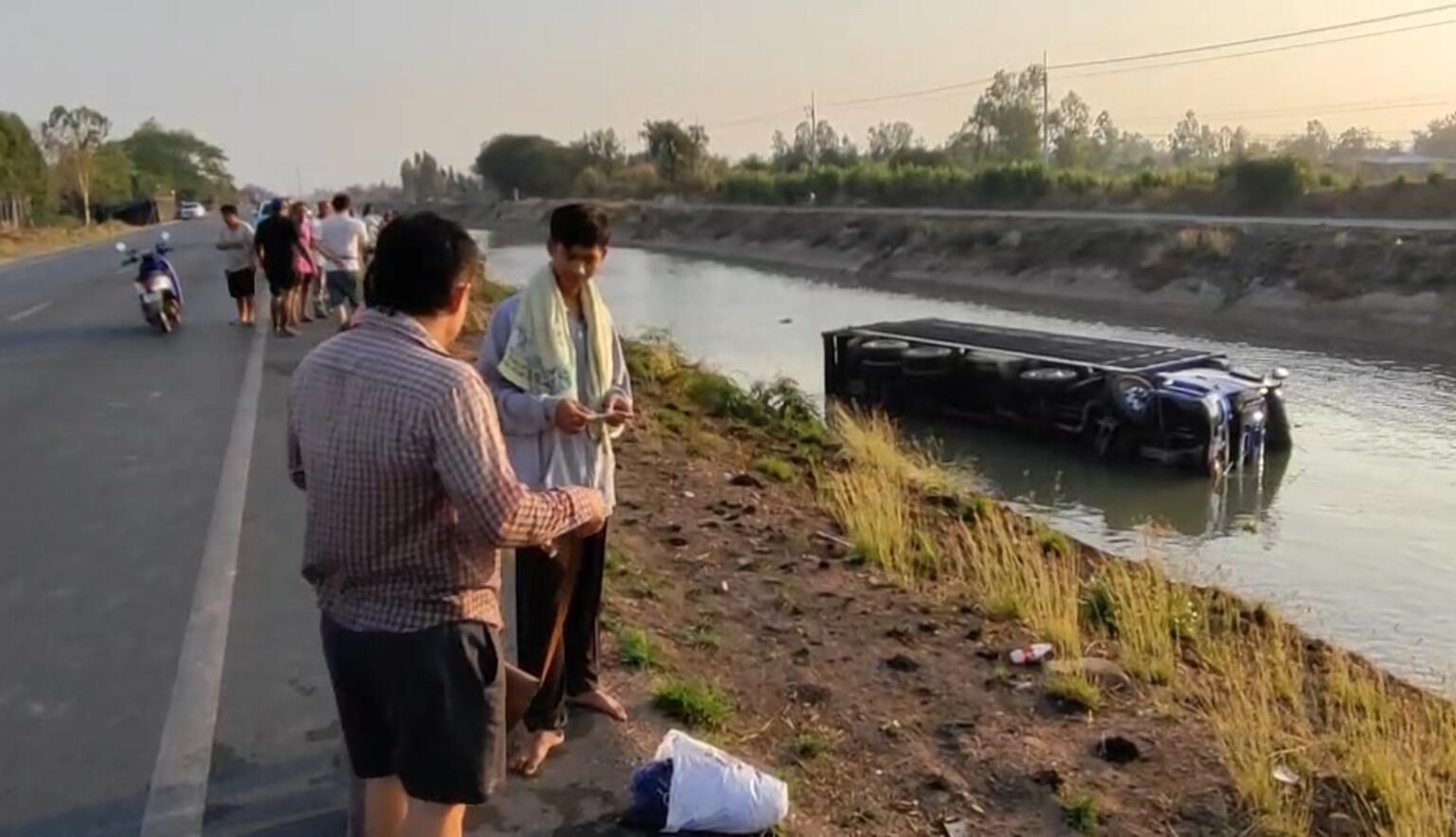 truck pigs canal thailand accident