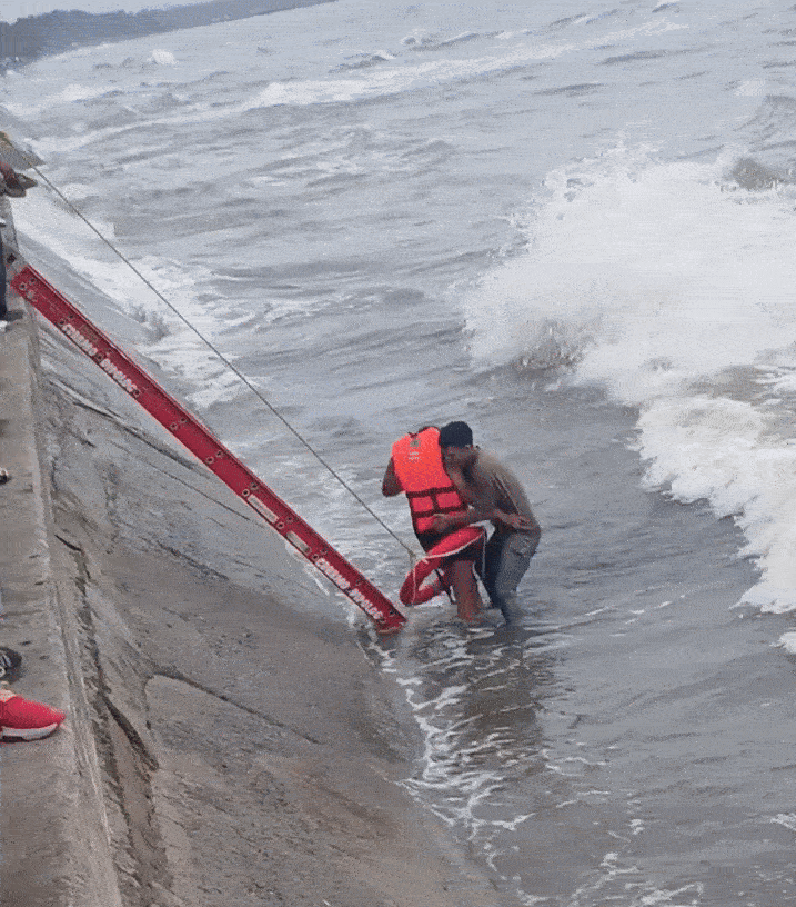 woman sea bubble tea (1)