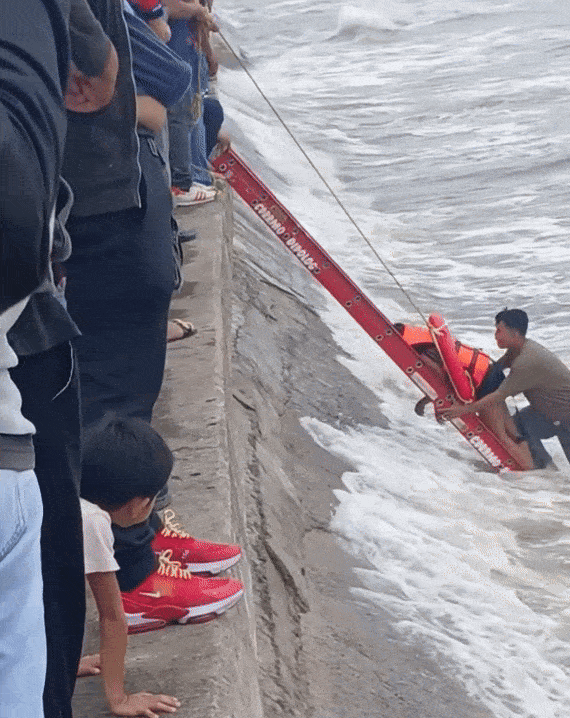 woman sea bubble tea (2)