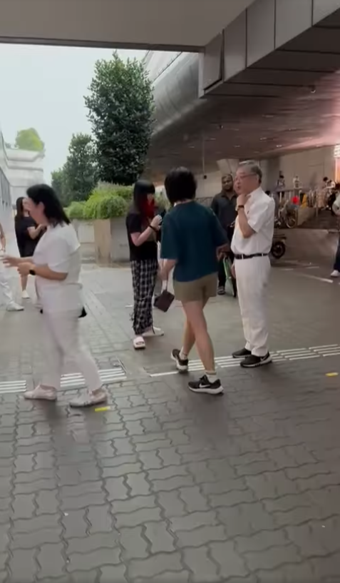 queuing Gan Kim Yong