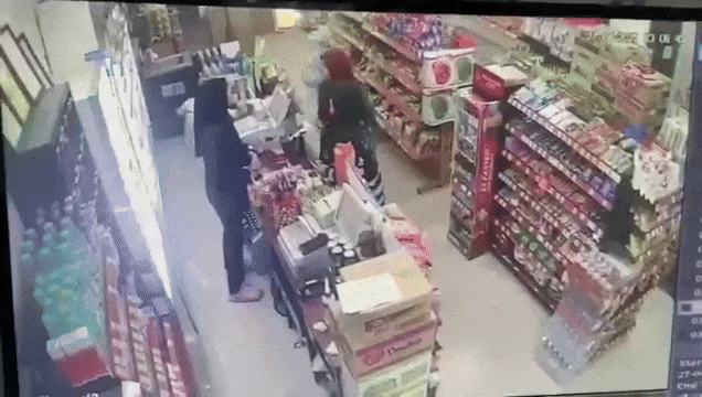 Women assault shop assistant (1)