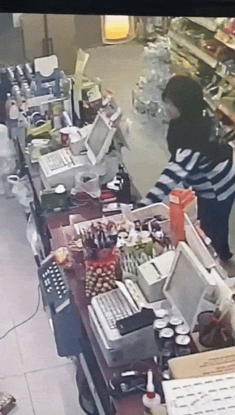 Women assault shop assistant (2)