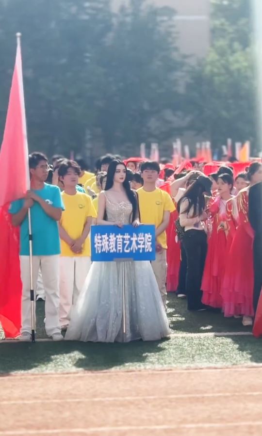 deaf-mute student looks ceremony