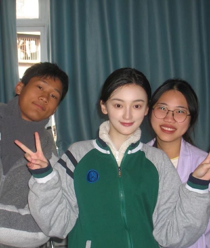 deaf-mute student looks classmates