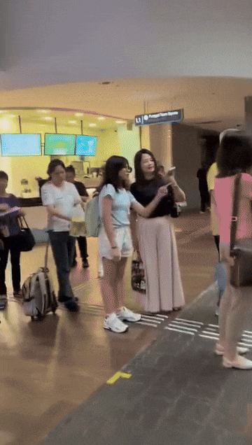 queuing Gan Kim Yong