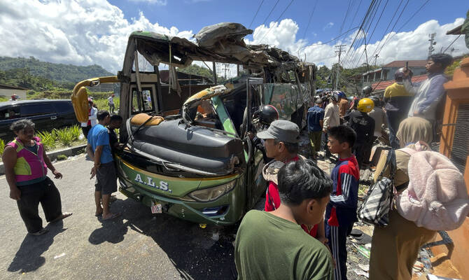 indonesia bus overturned